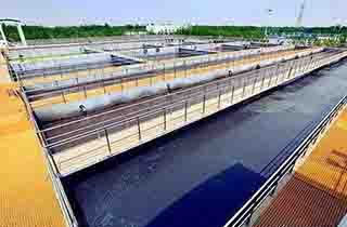 FRP-Zugangsboden mit Entwässerungsabdeckungen und Infrastrukturstützen für eine Wasseraufbereitungsanlage.